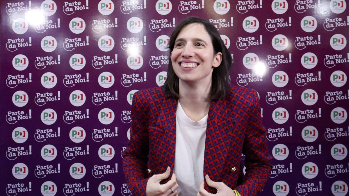 Elly Schlein, la pirmera mujer en lidera el Partido Democráctico