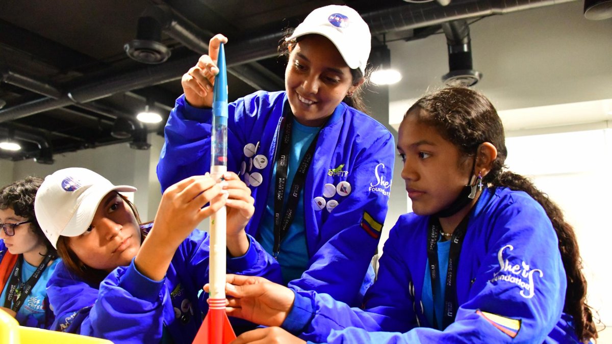 Fotografía cedida por la organización She Is, en donde muestra a unas niñas participando del programa 