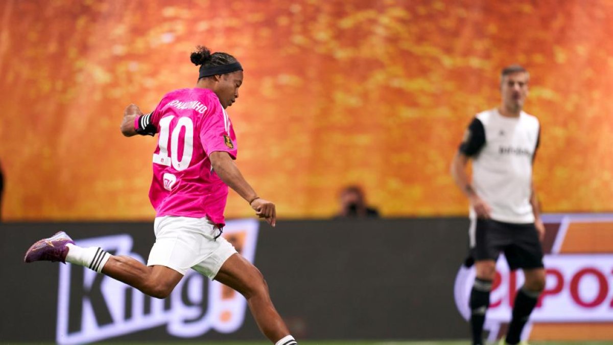 Ronaldinho jugando con Porcinos FC, el pasado domingo 26 de febrero.