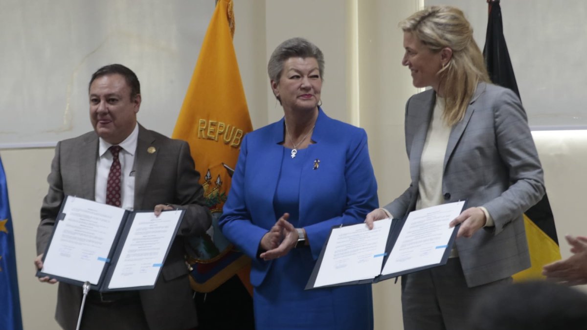 La firma del convenio de cooperación se desarrolló en Quito.