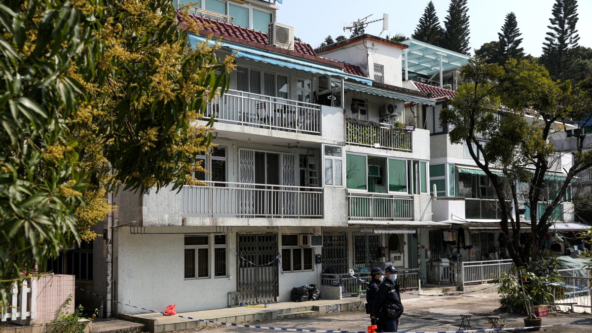 Dos policías custodian la vivienda donde se hallaron restos de Abby Choi, de 28 años, popular modelo de Hong Kong que fue asesinada y descuartizada.