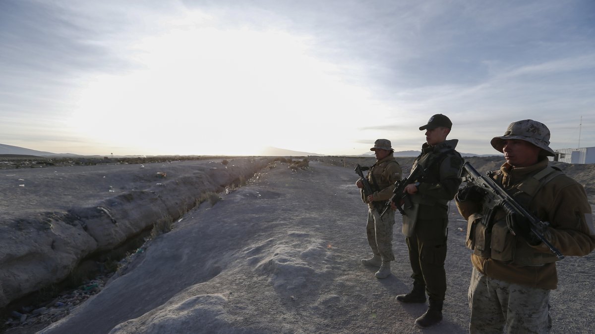 Militares de Chile vigilan hoy, la frontera para resguardar y controlar el ingreso irregular de personas migrantes en la comuna de Colchane.