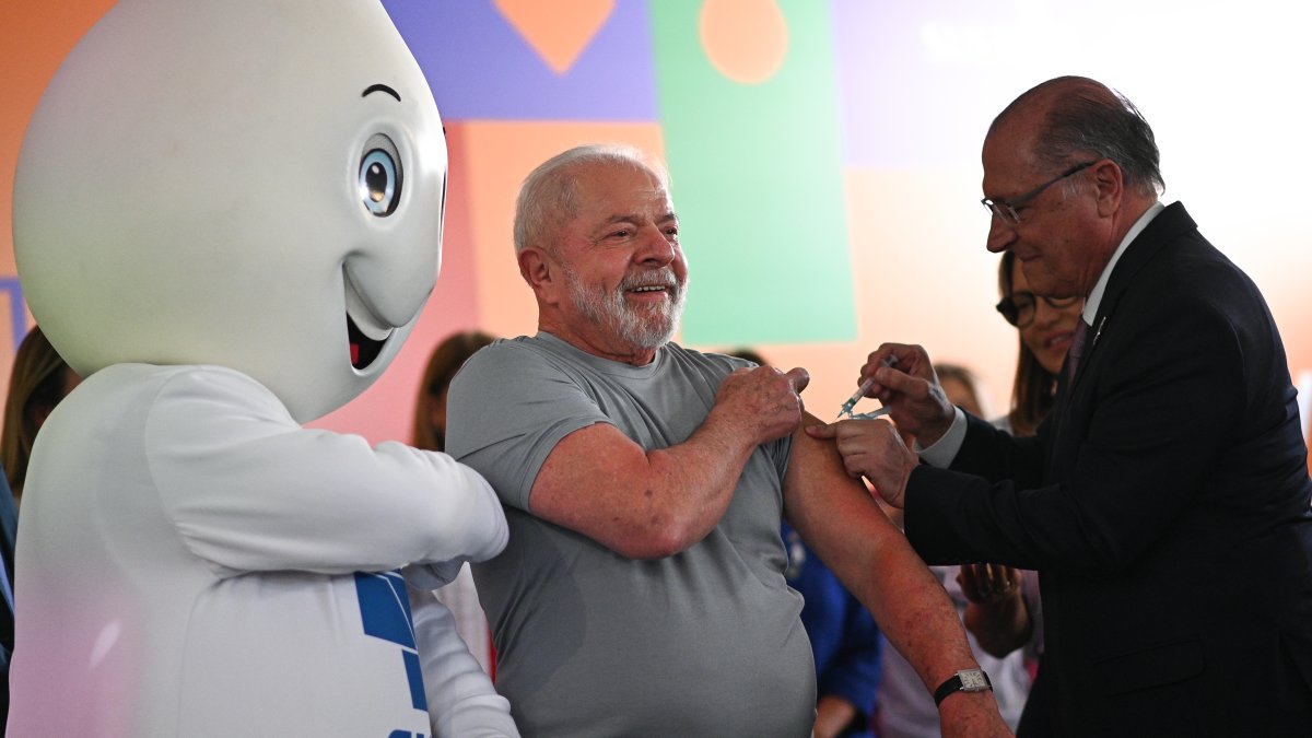 El Presidente de Brasil, Luiz Inácio Lula da Silva (c), recibe una dosis de la vacuna contra la covid-19 por parte del vicepresidente Geraldo Alckmin hoy 27 de febrero