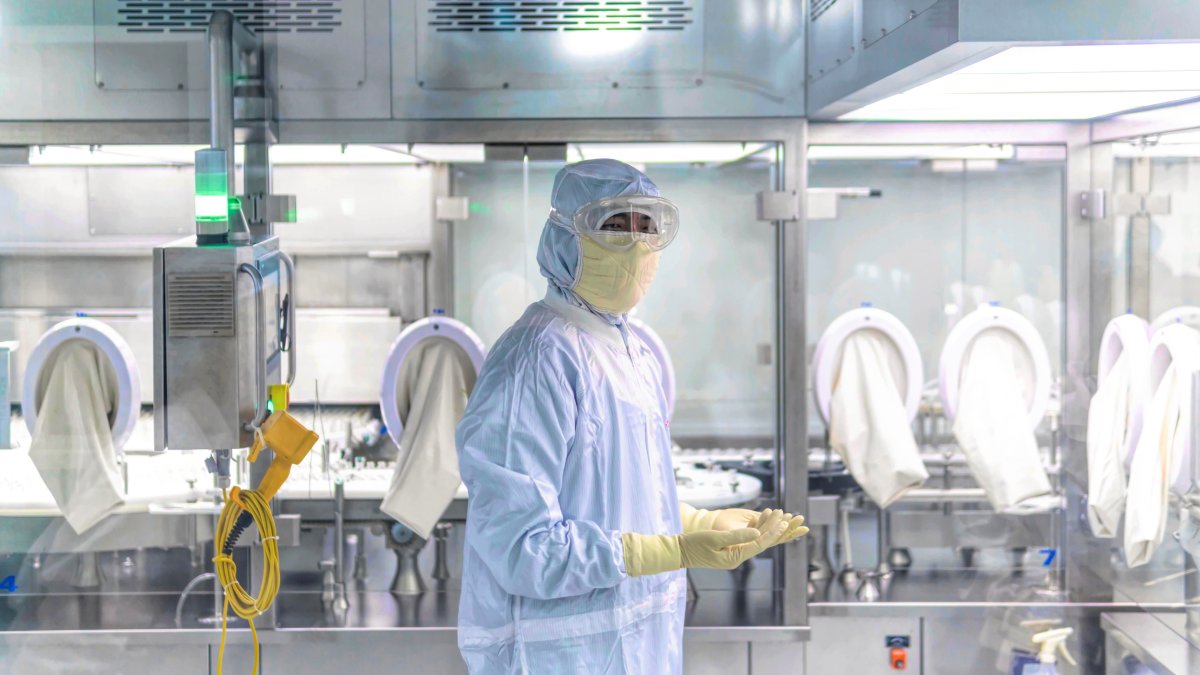 Imagen tomada el 21 de mayo de 2019 que muestra a un hombre mientras trabaja en un laboratorio de investigación en Lianyungang (China).