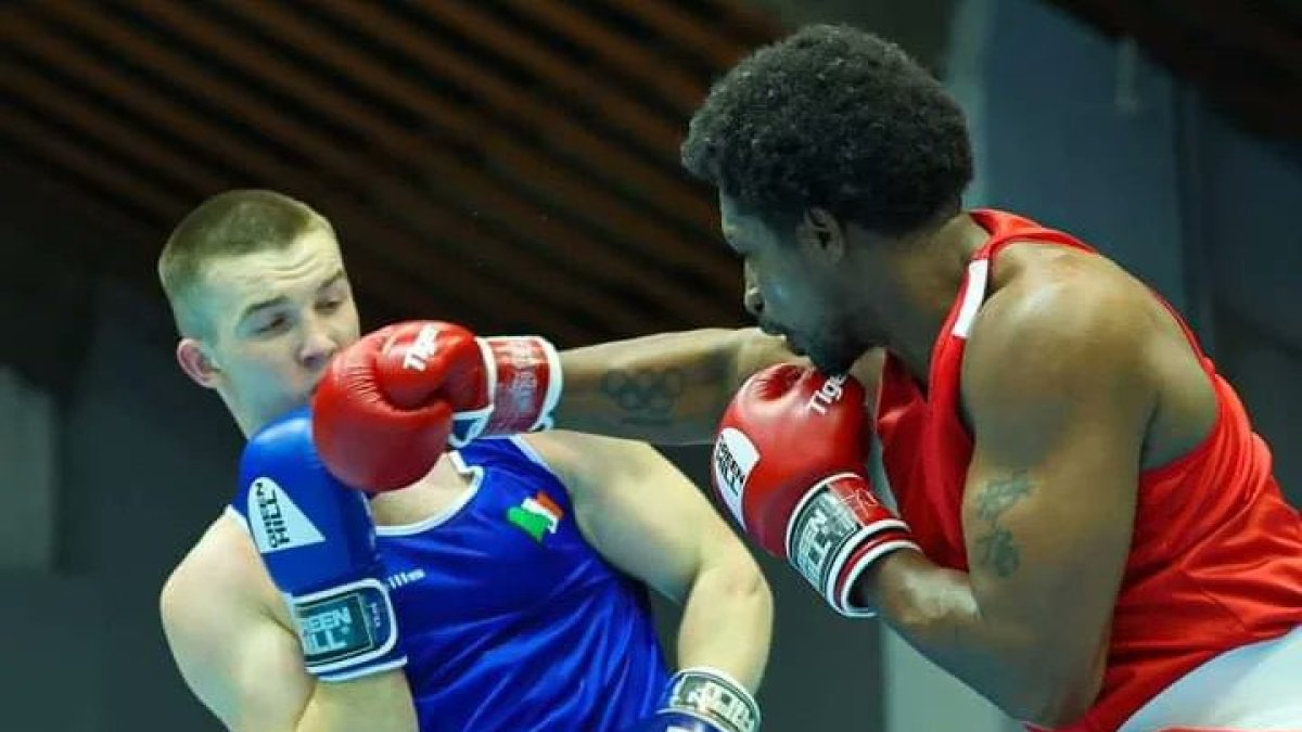 Castillo (d)  en uno de los últimos combates en suelo europeo, donde superó 4 peleas para poder llegar hasta la final.