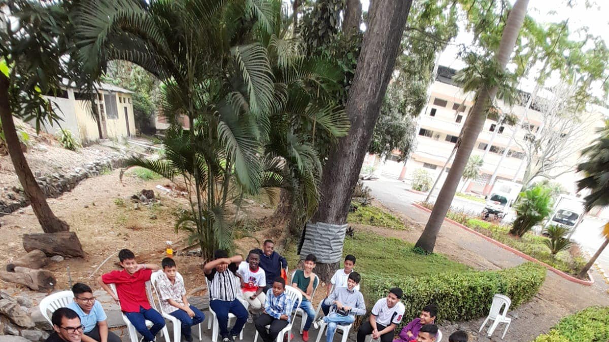 Un grupo de jóvenes se reúnen en uno de los espacios de las instalaciones del Seminario Mayor de Guayaquil.
