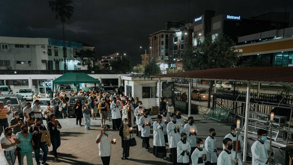 Un grupo de fieles se acercan hasta la sede del santuario Nuestra Señora de la Alborada.