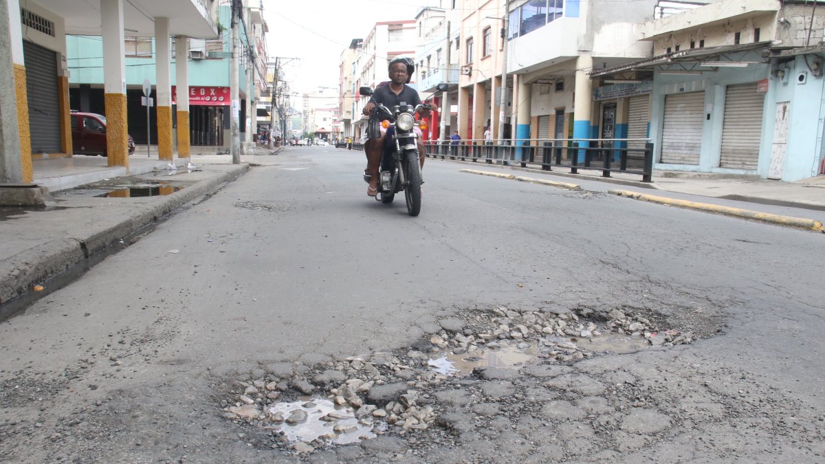 Conductores deben esquivar los baches que están desde la calle Colón hasta Ayacucho.