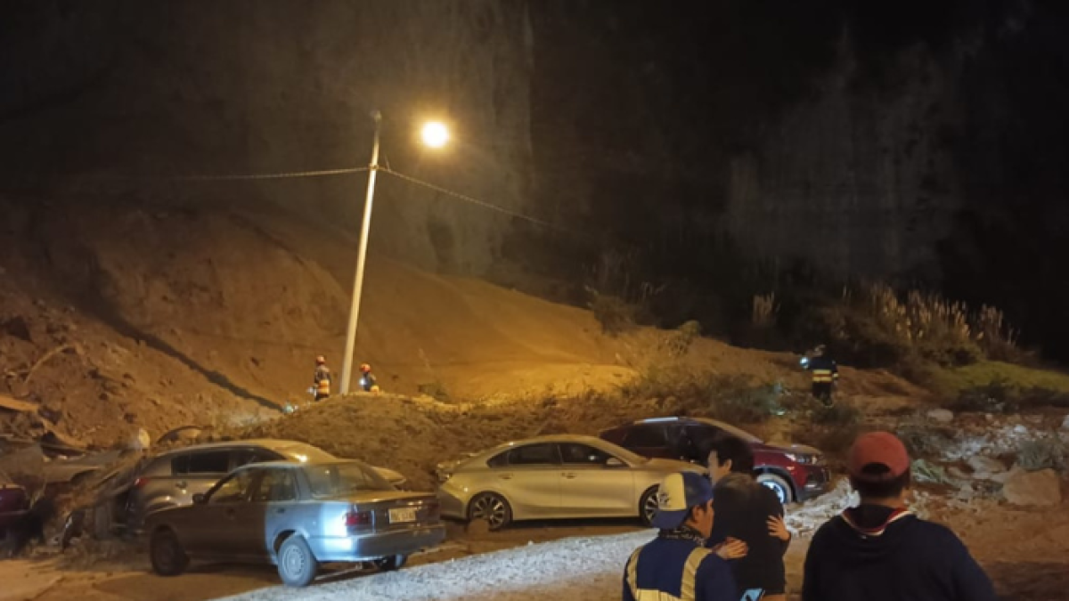 Miembros del Cuerpo de Bomberos acudieron al sitio.