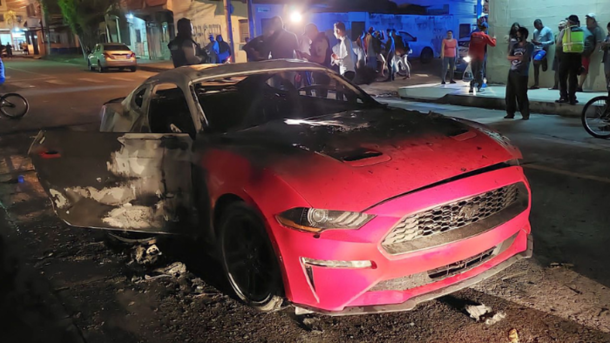 Un vehículo de alta gama fue incinerado en una esquina del suburbio de Guayaquil.