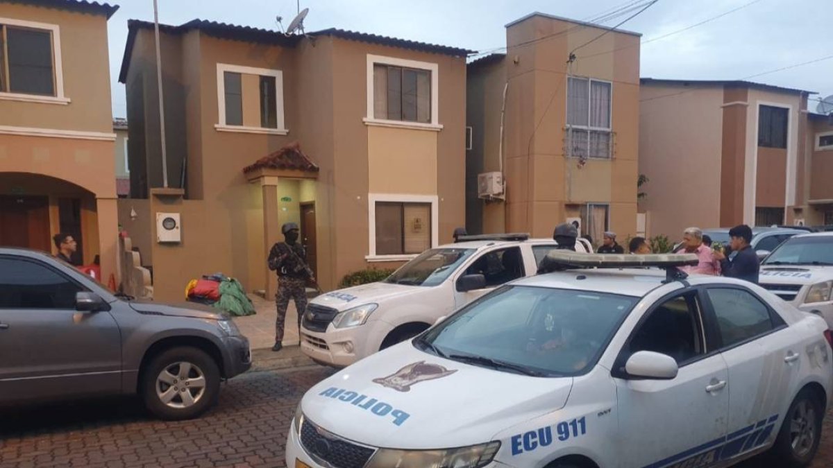La Policía Nacional y la Fiscalía ejecutaron allanamientos en Guayaquil y en una urbanización del cantón Daule.
