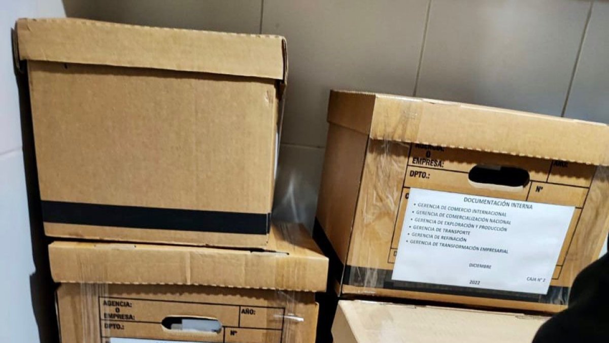 Evidencias. El pasado 10 de febrero, agentes de la Policía recopilaron evidencias en domicilios y oficinas de exfuncionarios de la estatal.