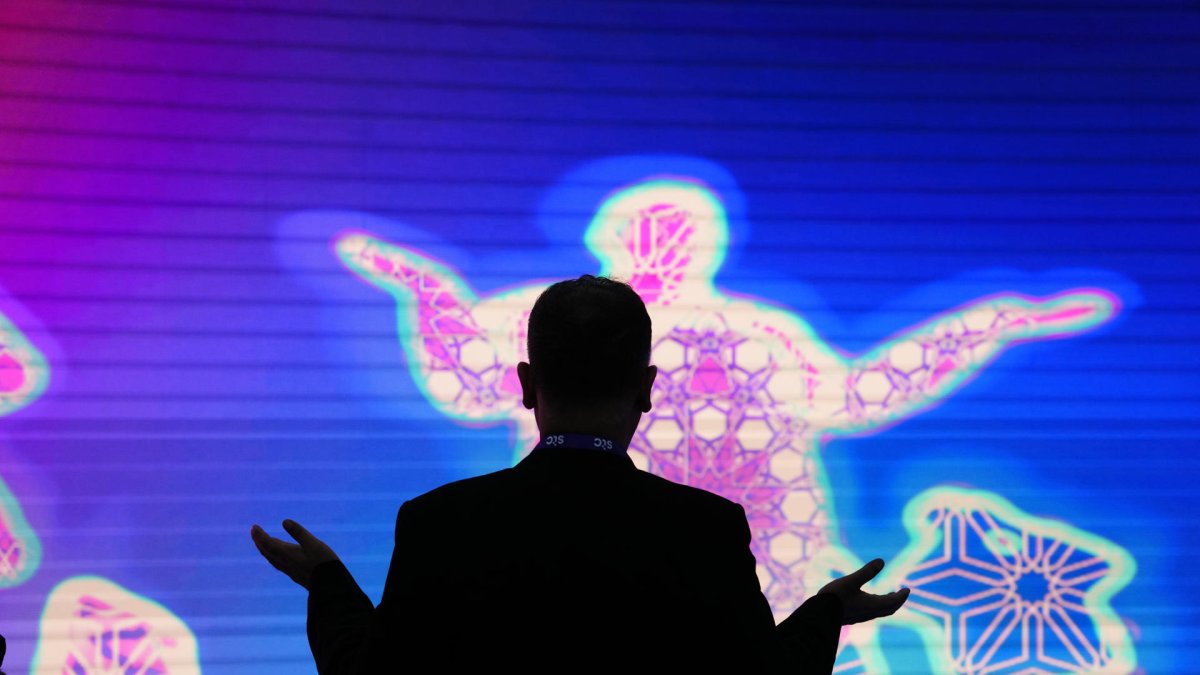 Un visitante en el expositor de STC en el Mobile World Congress (MWC), el mayor congreso de tecnologías móviles del mundo.