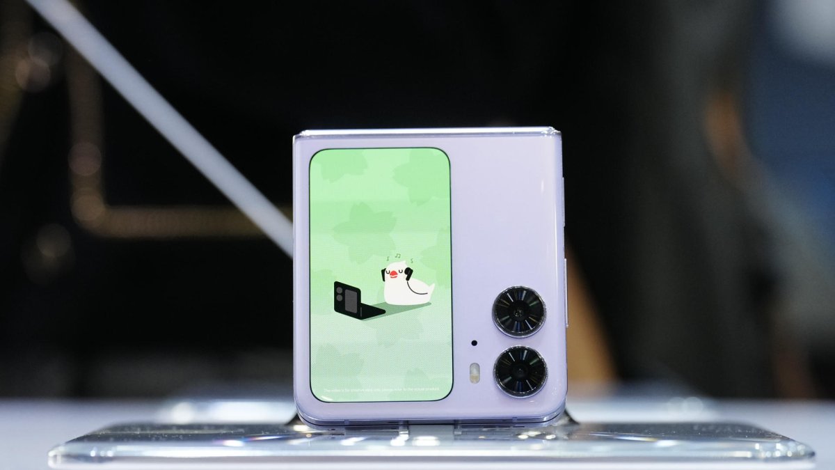 Vista del teléfono Oppo Find N2 Flip, una de las novedades del Mobile World Congress (MWC) que se celebra en Barcelona.