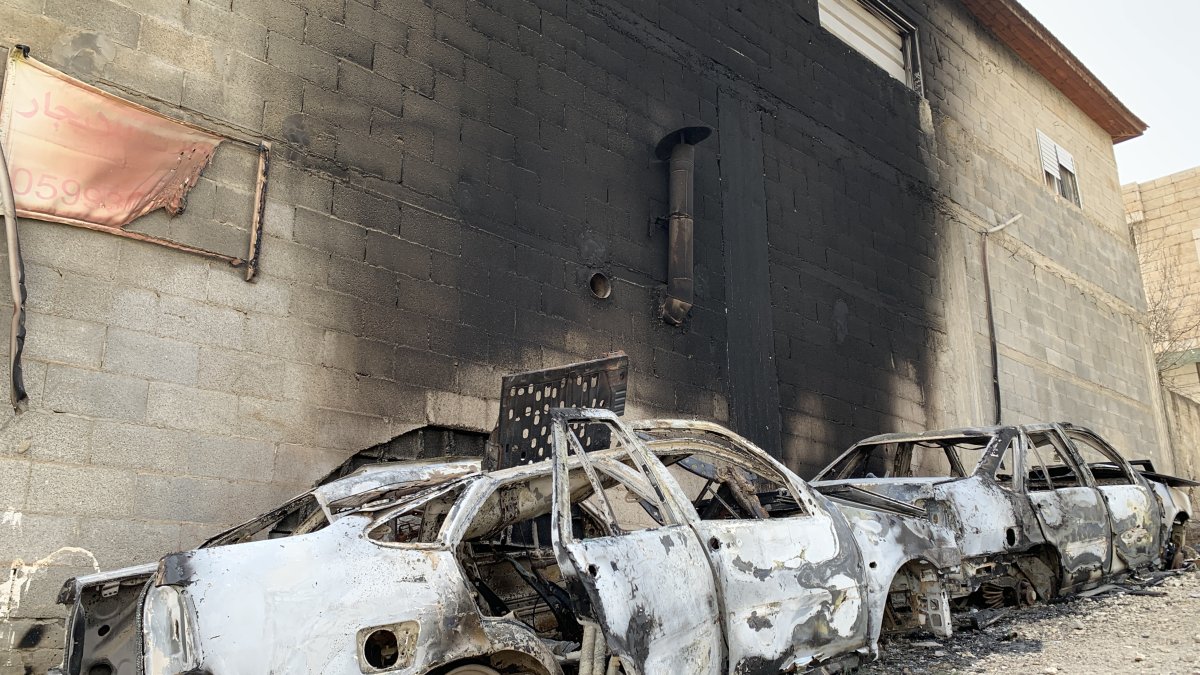 Coches de ciudadanos palestinos calcinados en el pueblo palestino de Huwara (Cisjordania)  tras el asalto  de unos 400 colonos en venganza por un ataque palestino que mató a dos israelíes.