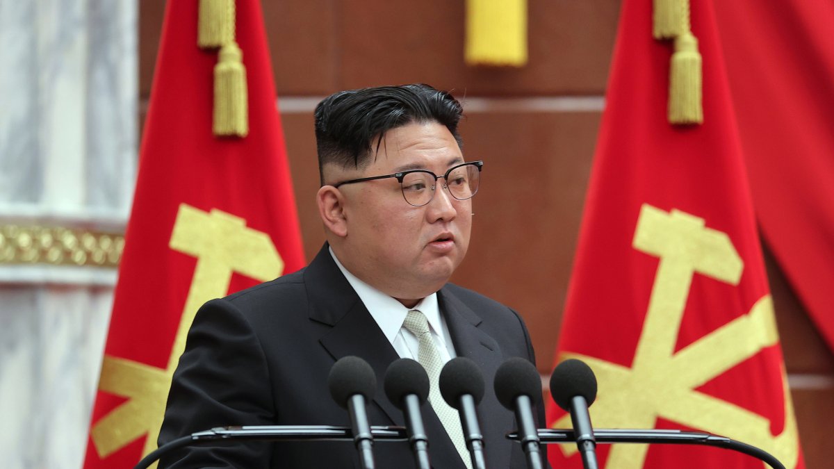 Kim Jong-un, presidiendo la 7ª reunión plenaria ampliada del Octavo Comité Central del Partido de los Trabajadores de Corea (PTK)