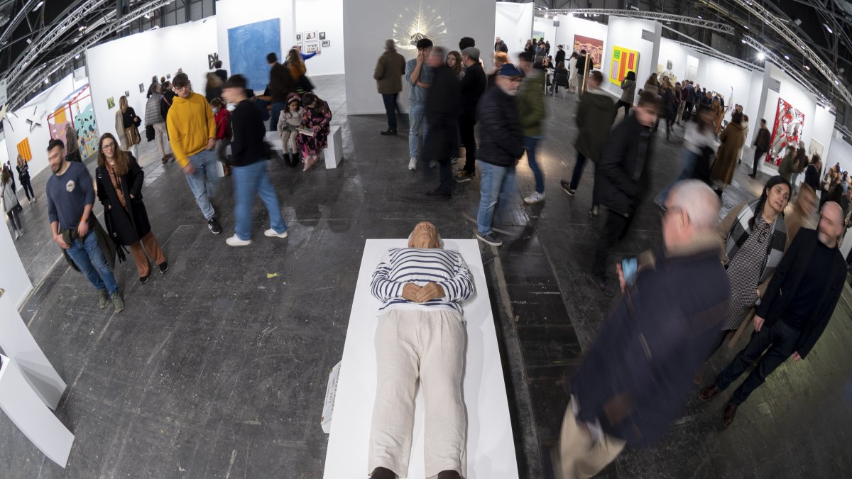 Madrid. Numerosas personas observan la obra ‘Aquí murió Picasso’, del artista Eugenio Merino.