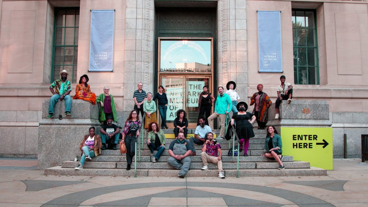 Newark. Un grupo de artistas posan al pie del área de ingreso de este museo.