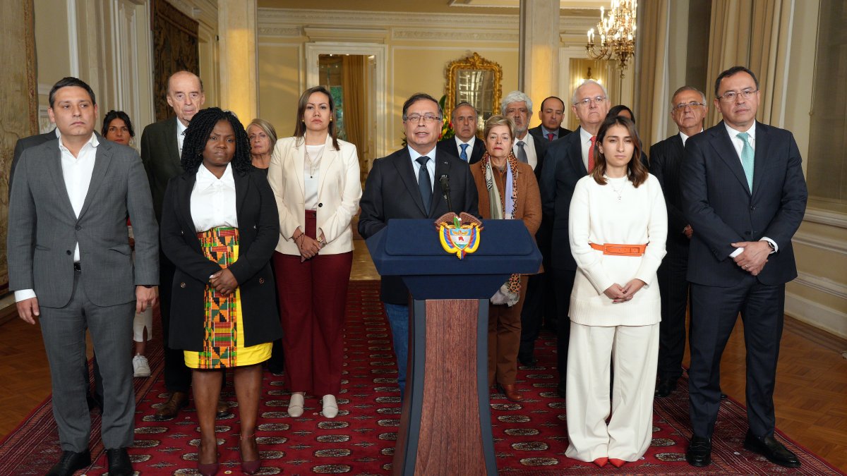 Fotografía cedida por la oficina de prensa de la Presidencia de la República del mandatario Gustavo Petro durante una alocución, en Bogotá (Colombia).  