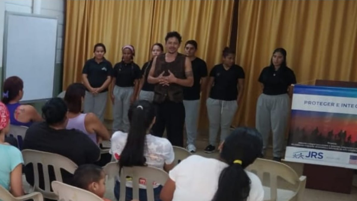 La obra, 'Cultura de paz', fue observada por un buen grupo de personas.