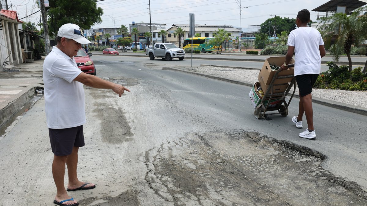 Pedro Ruiz, quien reside en la manzana 3021 de Las Orquídeas, muestra el hundimiento que ha sufrido la calzada cerca de su vivienda, lo que representa un peligro para los peatones.