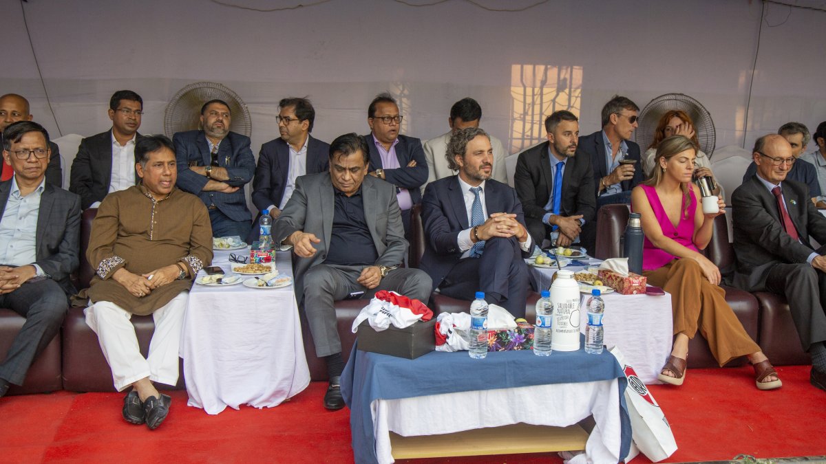 El canciller argentino Santiago Cafiero (Centro) se lo observa durante un partido del Mundial.