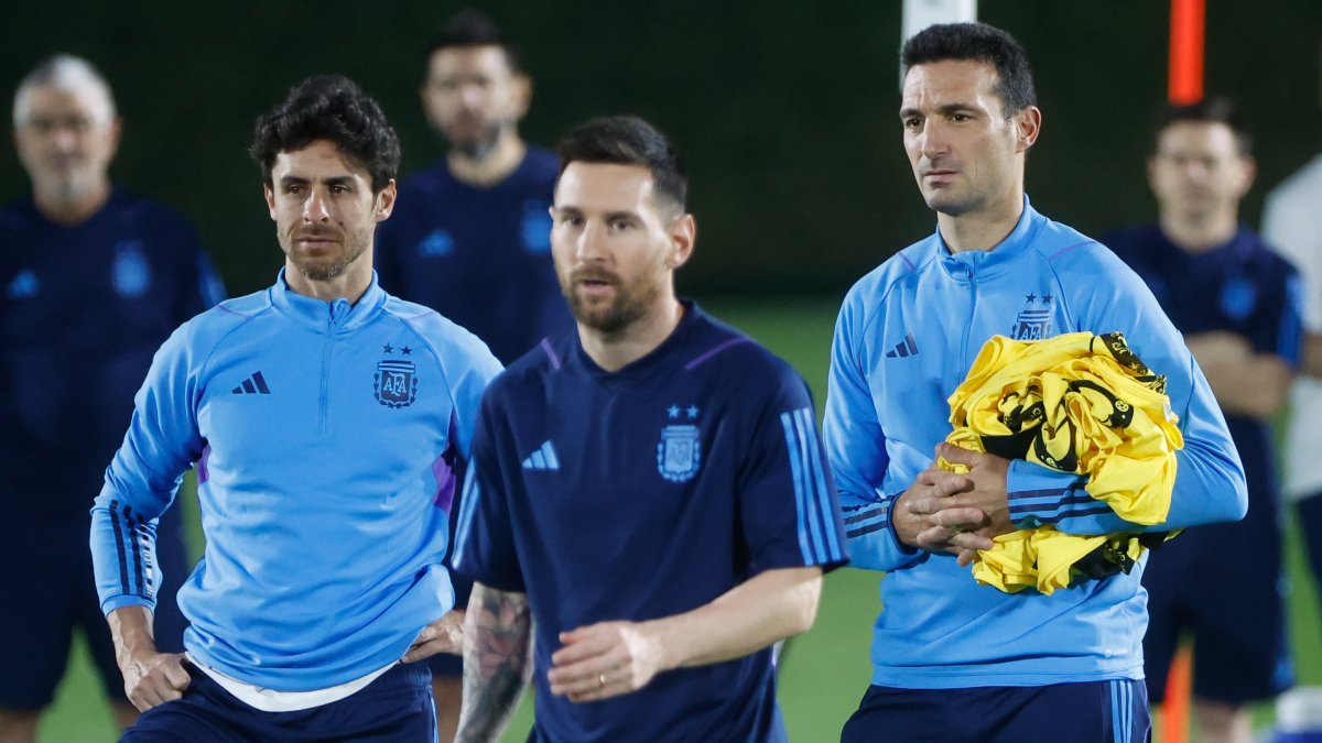 Lionel Scaloni (d) confía en que Lionel Messi (c) llegará con la selección argentina al próximo Mundial.