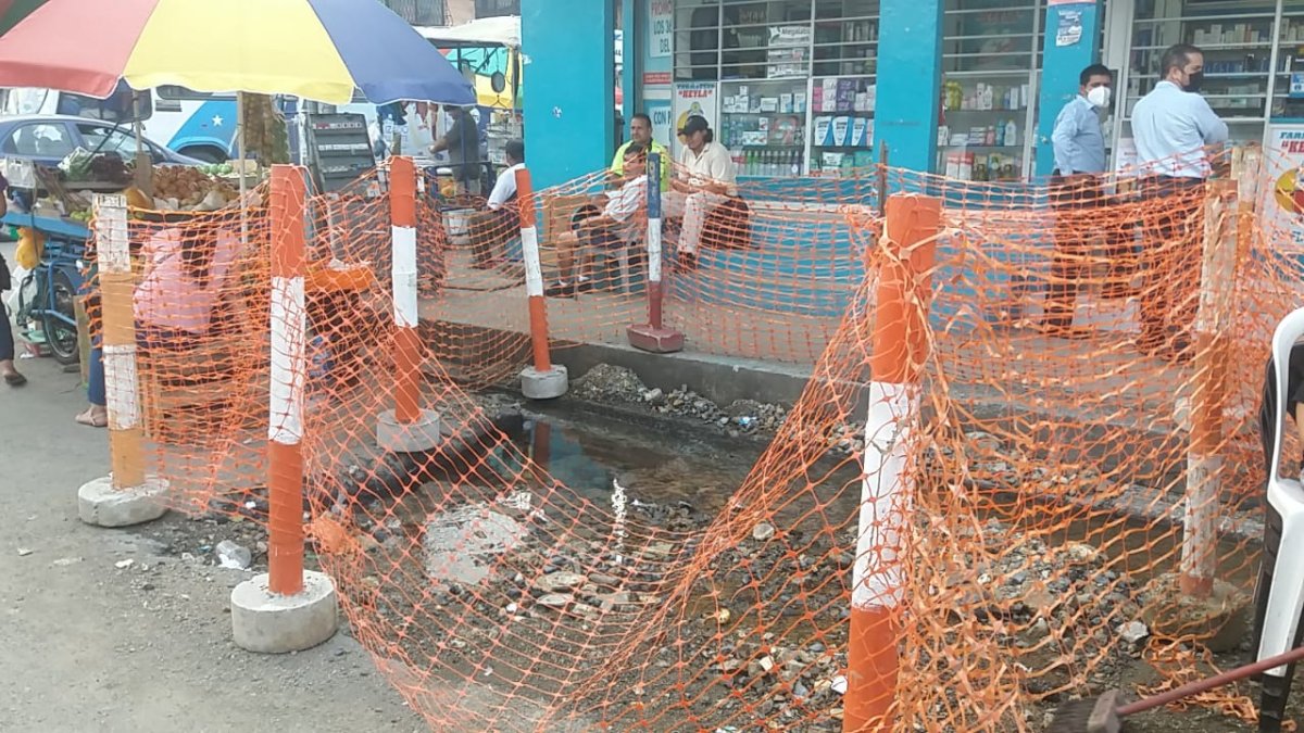 Problema.  En el sitio el agua se empoza y no se puede transitar con normalidad.