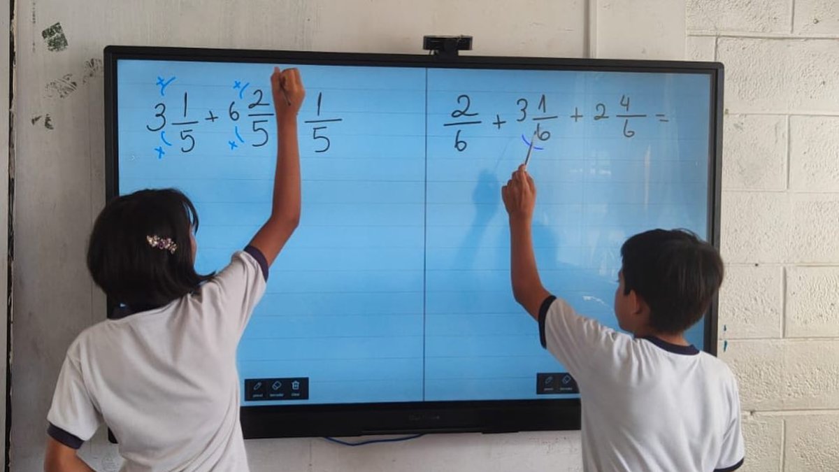 Dos de los niños que se educan en el plantel 'Felipe Costa von Buchwald', que regenta la oenegé guayaquileña.