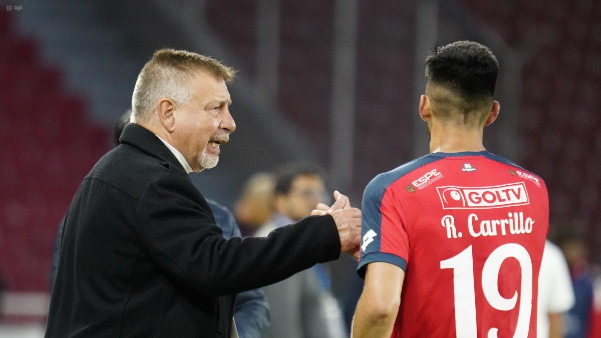 El entrenador Ever Hugo Almeida (i) resaltó el buen juego de El Nacional y confía en lograr la clasificación.