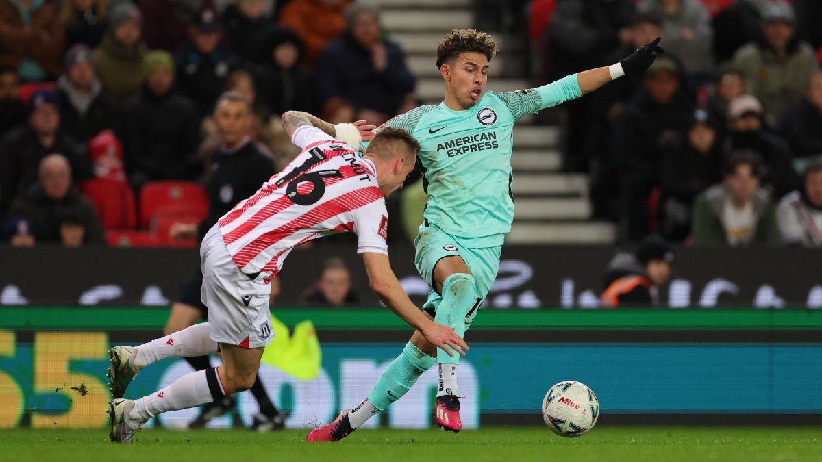 Jeremy Sarmiento (d), del Brighton, en disputa de un balón con Ben Wilmot, del Stoke City.