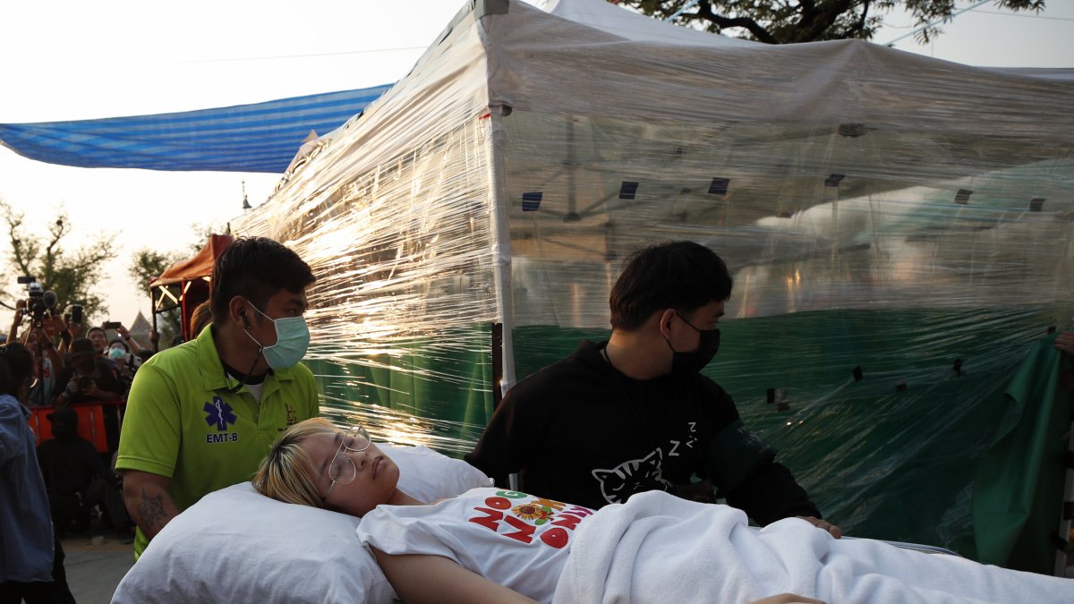 Tantawan Tuatulanon, una de las activistas tailandesas acusada de lesa majestad, mantiene este sábado su dura huelga de hambre frente a las puertas de la Corte Suprema.