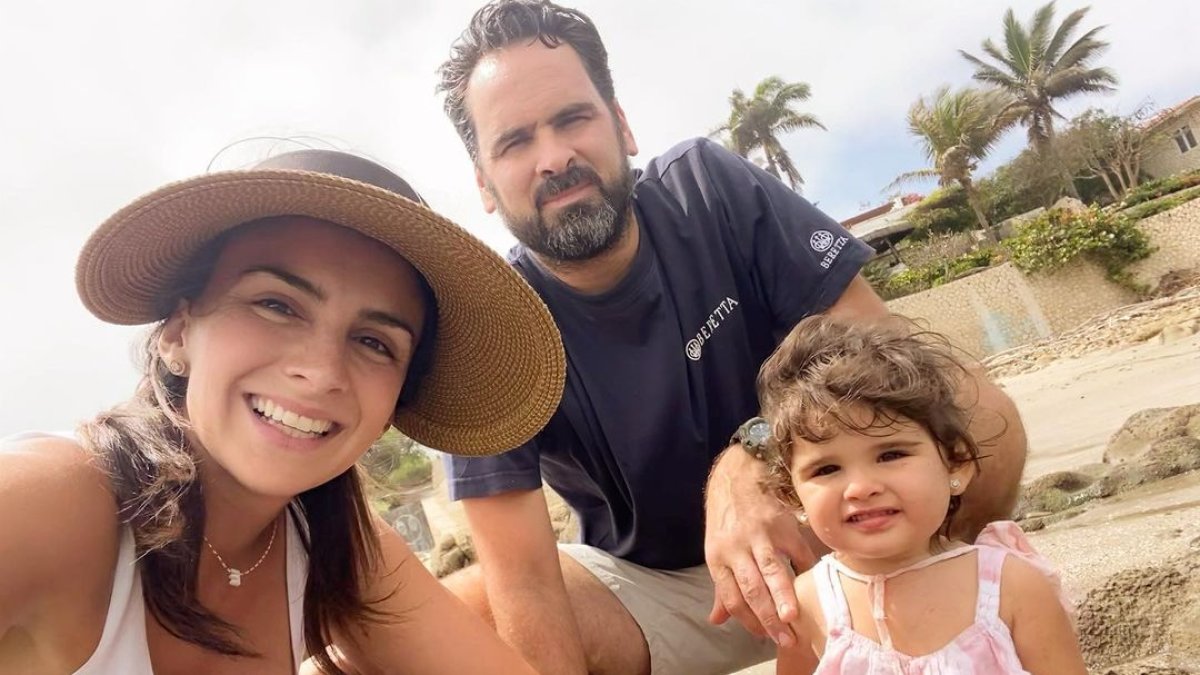 Estéfani con su esposo, Felipe y la pequeña.