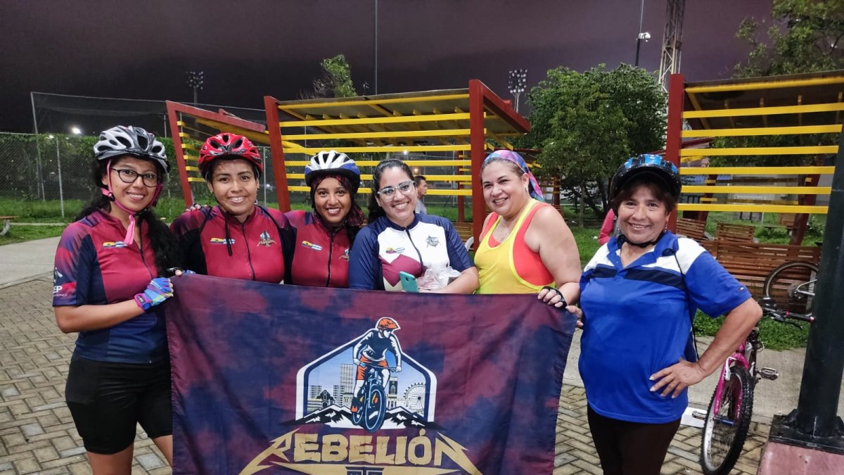 Parte de las integrantes de Rebelión MTB que celebraron el primer aniversario.