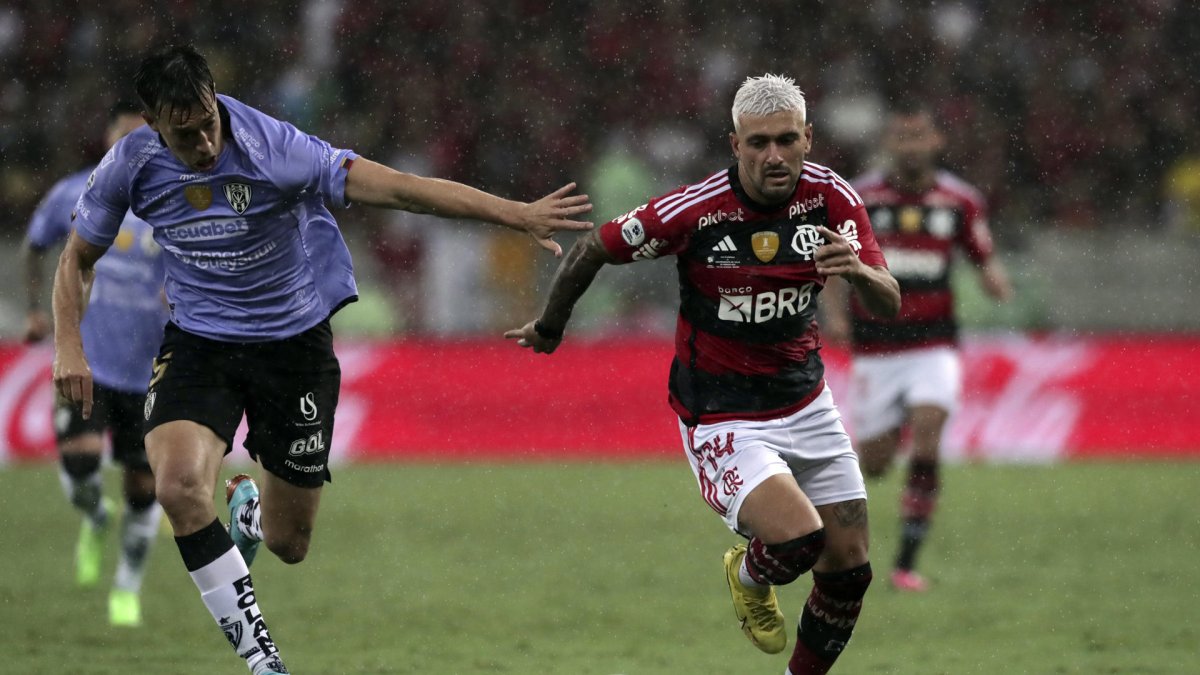 Giorgian de Arrascaeta (d) de Flamengo disputa el balón con Richard Shunke de Independiente del Valle.