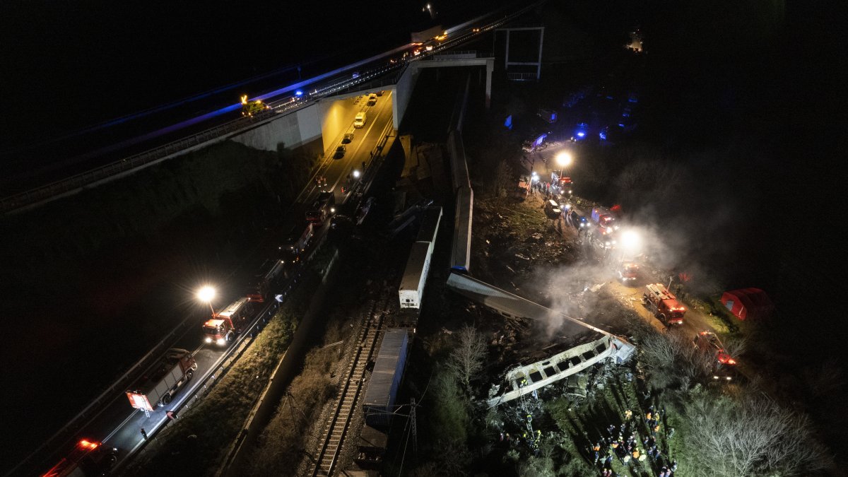 Los  esfuerzos de los bomberos se centran en los primeros vagones donde hay personas atrapadas.