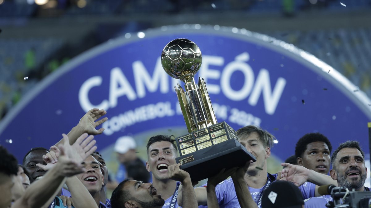 Junior Sornoza levantando la copa en la ceremonia de premiación.