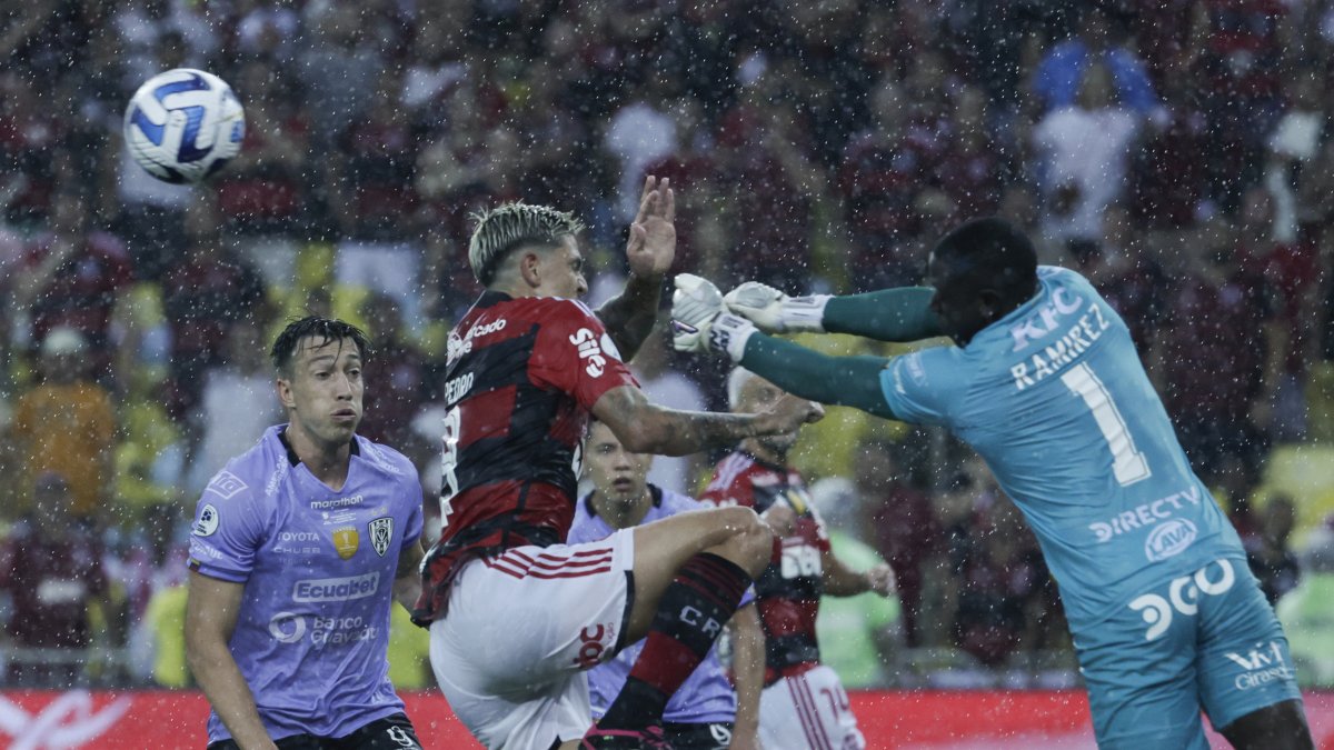 Ramírez despejando el balón en la final de Recopa Sudamericana.