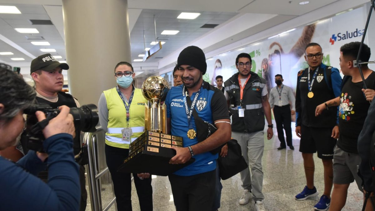 Llegada de Independiente del Valle al Aeropuerto Mariscal Sucre.