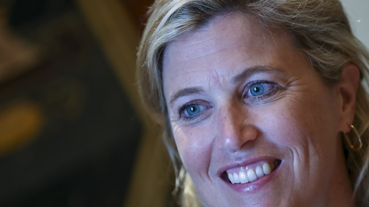 La ministra de Interior de Bélgica Annelies Verlinden habla en una entrevista con Efe, el 27 de febrero, en Quito (Ecuador).