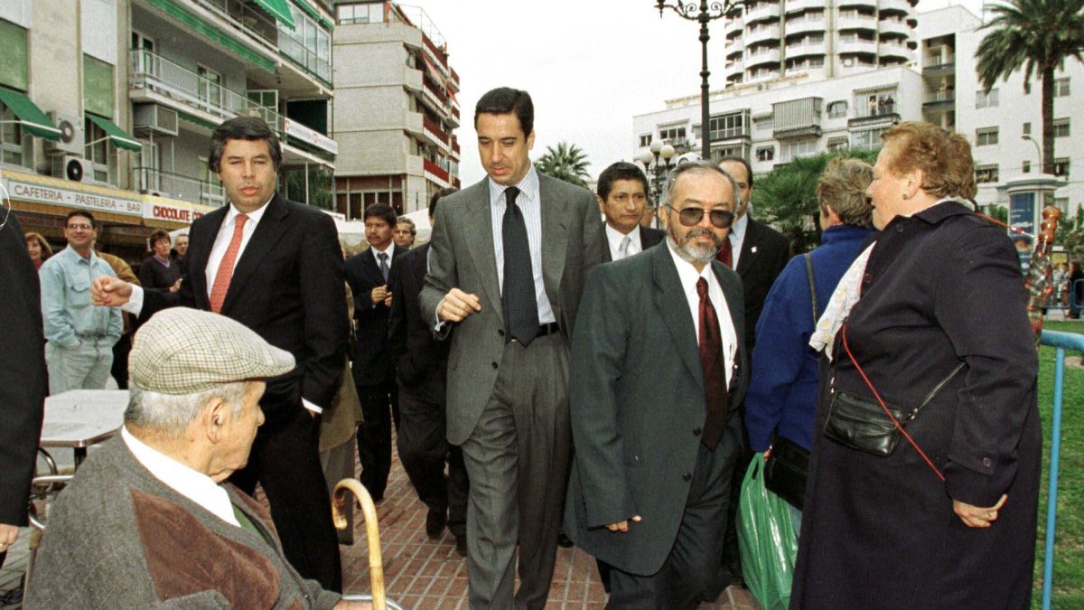 Fotografía de archivo fechada el 21 de febrero de 2000 que muestra al entonces vocero negociador de las FARC, Raúl Reyes (d), y al Comisionado para la Paz del Gobierno colombiano, Víctor G. Ricardo (i).