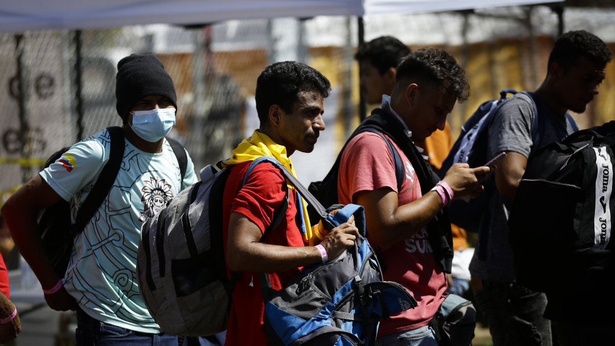 Migrantes esperan en un refugio temporal de Ciudad de Panamá , en una fotografía de archivo.