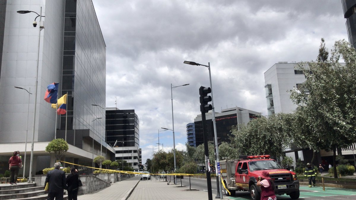 Quito. El Complejo Judicial Norte fue evacuado y se acordonó la avenida Amazonas, en el sentido norte-sur.