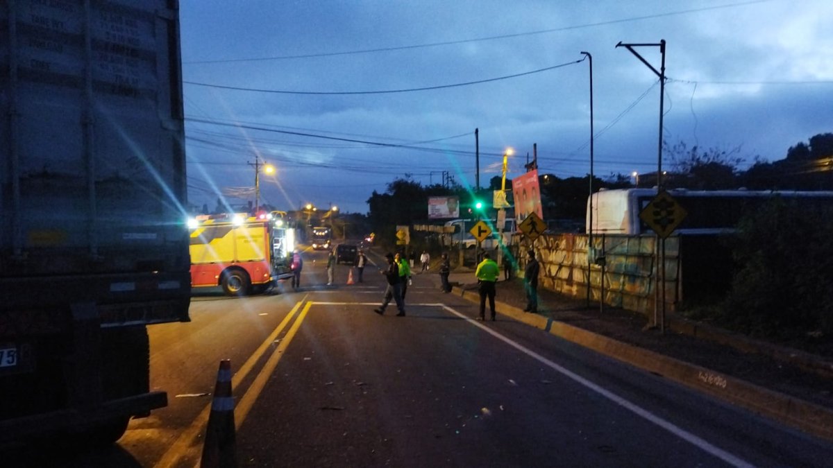 Cierre. El tráfico se obstruyó por el camión que quedó atravesado.