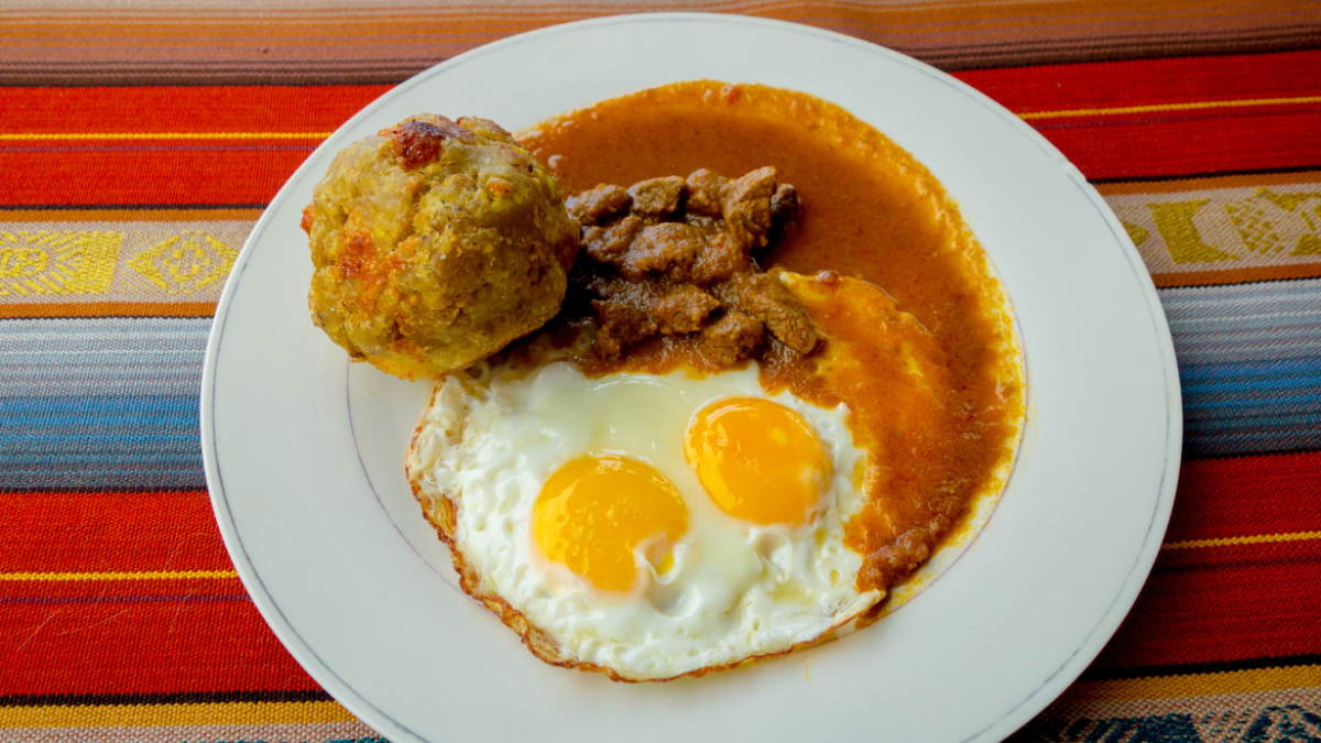 El bolón es uno de los platos típicos de Guayaquil.