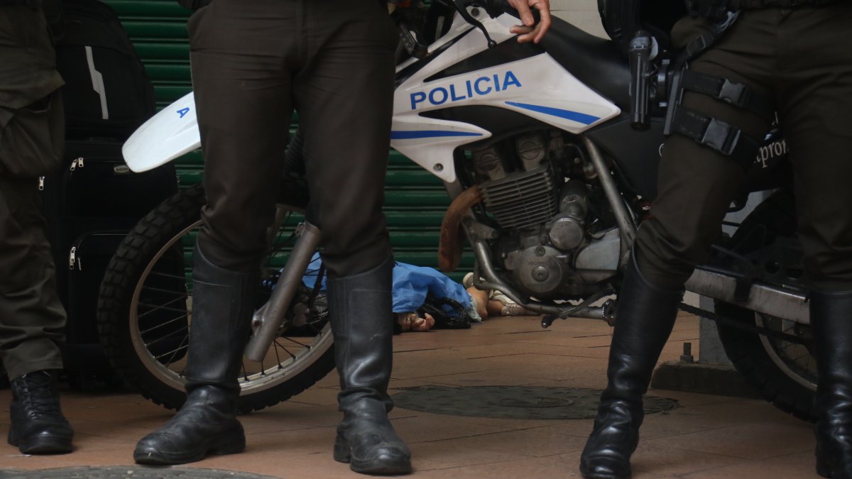 La víctima fue baleada mientras estaba sentado a pocos pasos del dispensario del IESS.