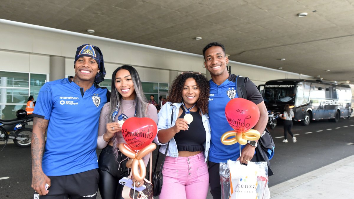 Los futbolistas Joao Ortiz (i) y Anthony Landázuri (d) fueron recibidos por sus esposas Gabriela Barrera y María Luisa Rodríguez.
