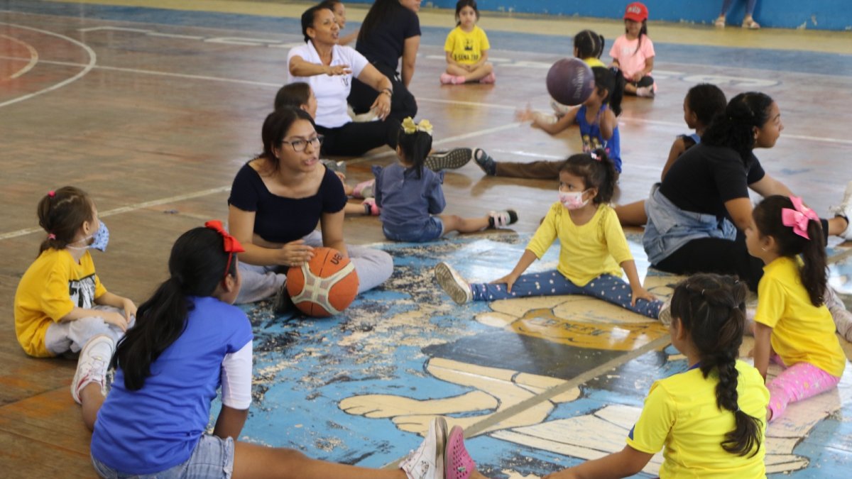 Niños entre 6 a 14 años asisten al curso vacacional de Feder.
