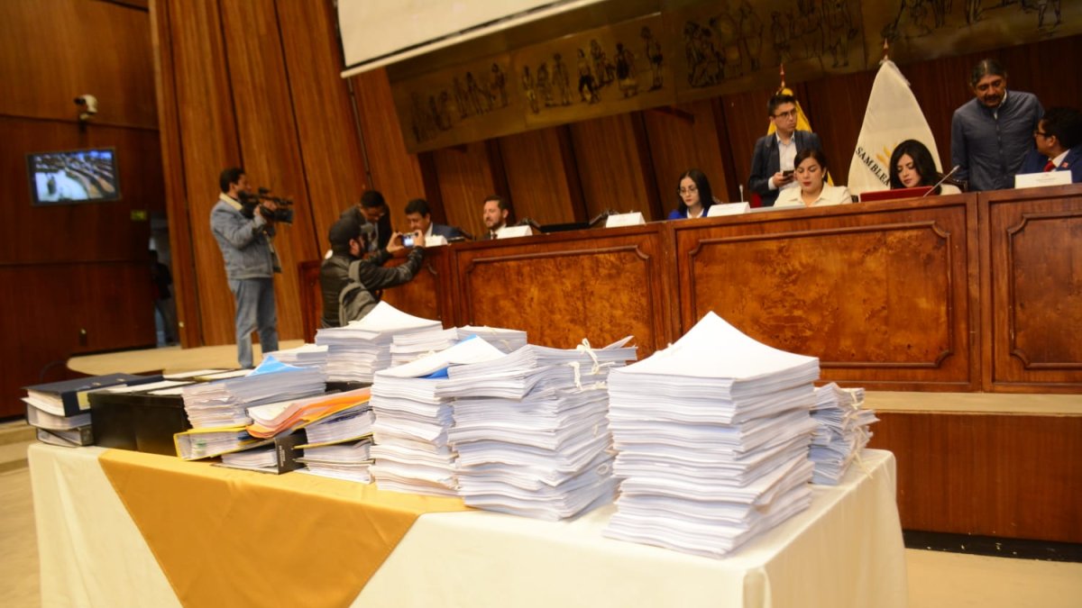 Escenario. Las pruebas que según la Comisión sostenían el informe que recomienda el juicio político contra Lasso estaban apiladas sobre la mesa.