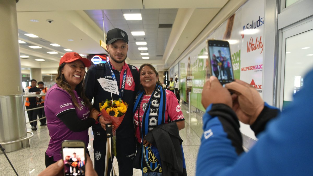 Sarita Oña y Gisela Guaña llevaron flores para el entrenador Martín Anselmi.